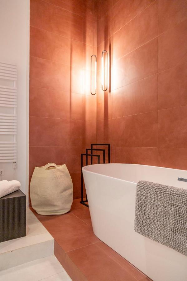 Luxurious Minimalist Residence With Sauna By Prestige Homes Budapeste Exterior foto