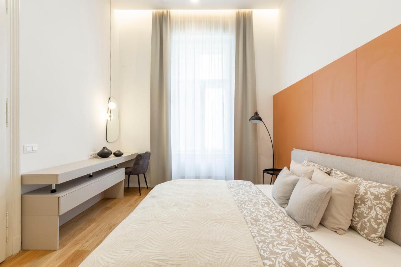 Luxurious Minimalist Residence With Sauna By Prestige Homes Budapeste Exterior foto
