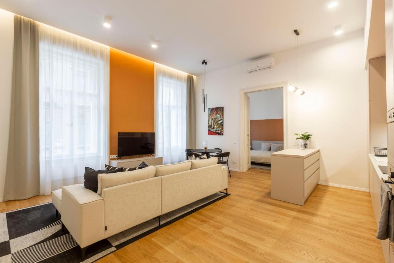 Luxurious Minimalist Residence With Sauna By Prestige Homes Budapeste Exterior foto