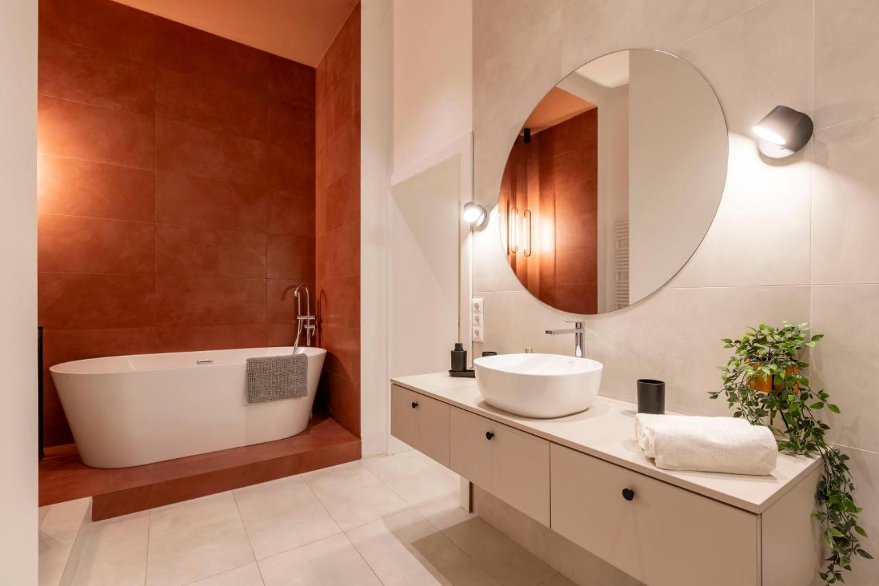 Luxurious Minimalist Residence With Sauna By Prestige Homes Budapeste Exterior foto